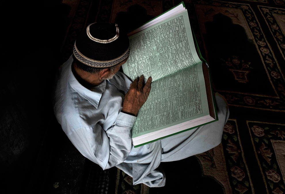 Читать коран в телефоне. Коран. Мусульманский Коран. Молюсь Коран.
